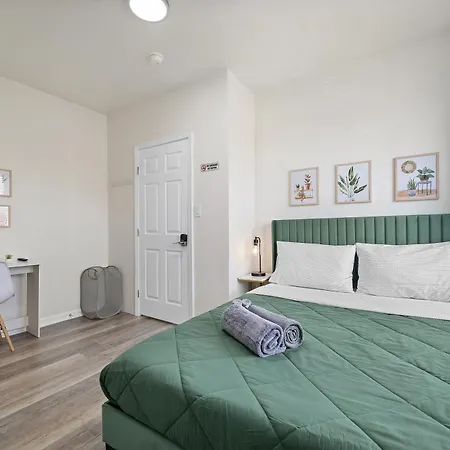 Private Room B With Queen Bed W Shared Bathroom And Kitchen