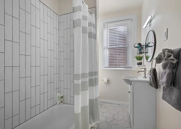 Guest house Private B With Queen Bed W Shared Bathroom And Kitchen *