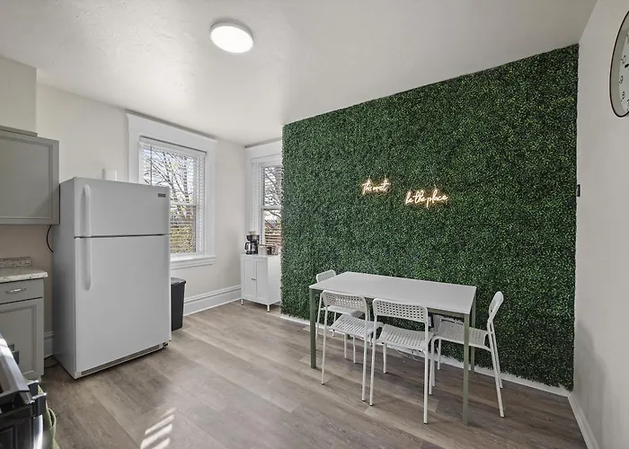 Private B With Queen Bed W Shared Bathroom And Kitchen Guest house Pittsburgh