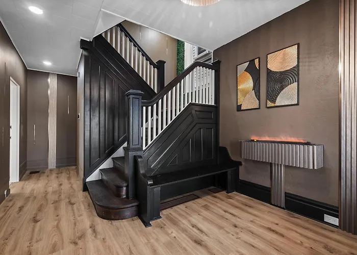 Private B With Queen Bed W Shared Bathroom And Kitchen *